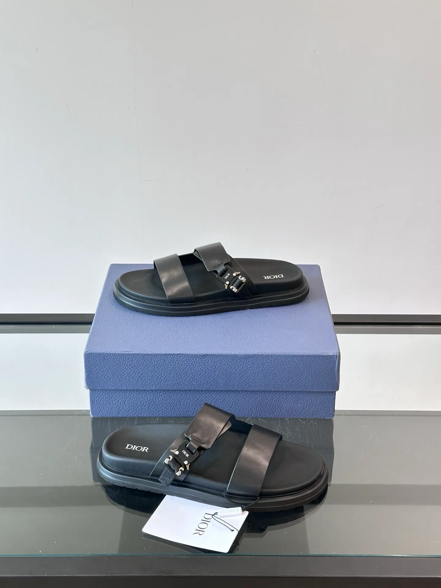 Factory price: 300💰Dior Aqua men's sandals and slippers. Showcasing Dior haute couture design. The Dior gray suede strap is accented with an aluminum Dior buckle for added style. Paired with a comfortable tonal notch sole, they pair easily with shorts or jeans for a sophisticated look. Main body: suede cow leather, technical fabric lining: cow leather, with adjustable straps, aluminum Dior buckle, Dior gray EVA insole, tonal notch rubber outsole splicing structure👌👌 size: 38-44 (45.46 customized)